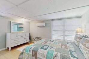 2 bedrooms, iron/ironing board, WiFi, bed sheets - Old Florida bungalow with WiFi, AC, washer/dryer, & patio - walk to beach (Englewood)