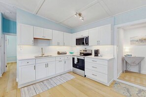 Fridge, microwave, oven, stovetop - Old Florida bungalow with WiFi, AC, washer/dryer, & patio - walk to beach (Englewood)