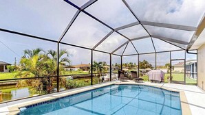 Una piscina coperta con vista su una zona residenziale.