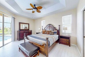 3 bedrooms, iron/ironing board, travel cot, WiFi - Waterfront home with screened pool, patio, grill, foosball, AC, & W/D (Cape Coral)