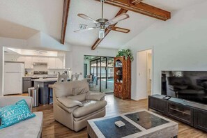 TV, offices - One-level home in quiet location with private pool, central AC & open layout (Englewood)