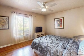 3 bedrooms, WiFi, bed sheets - Coastal home near downtown w/ private pool, patio, grill, W/D, cable-Dogs ok (Cape Coral)