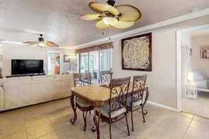 Dining - Coastal home near downtown w/ private pool, patio, grill, W/D, cable-Dogs ok (Cape Coral)