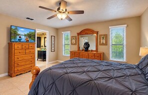 Room - Enjoy the serene pool area and back yard! (Cape Coral)