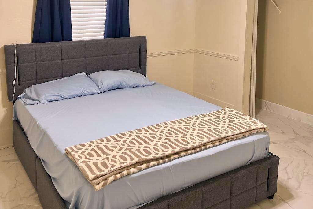 3 bedrooms, iron/ironing board, WiFi, bed sheets