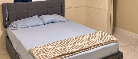 3 habitaciones, tabla de planchar con plancha, wifi y ropa de cama