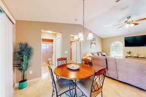 Dining - Spacious home with a private pool, pool spa, washer/dryer, & AC (Cape Coral)