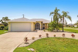 Exterior - Spacious home with a private pool, pool spa, washer/dryer, & AC (Cape Coral)