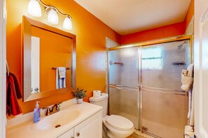 Shower, towels - Spacious home with a private pool, pool spa, washer/dryer, & AC (Cape Coral)