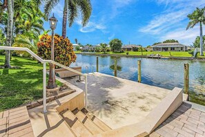 Property grounds - Exceptional waterfront home, refreshing pool, spa, family and dog friendly (Cape Coral)