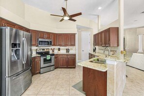 Fridge, microwave, oven, stovetop - Exceptional waterfront home, refreshing pool, spa, family and dog friendly (Cape Coral)