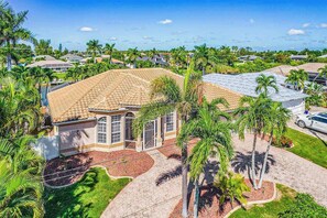 Exterior - Exceptional waterfront home, refreshing pool, spa, family and dog friendly (Cape Coral)