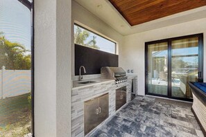 Terrace/patio - Modern canal-front luxury with pool, patio, grill, dock, Ping-Pong, AC, & WiFi (Cape Coral)