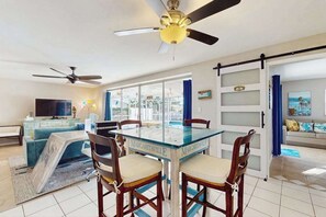 Dining - Waterfront retreat with pool, arcade game, family friendly (Cape Coral)
