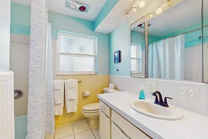 Shower, hair dryer, towels - Waterfront retreat with pool, arcade game, family friendly (Cape Coral)