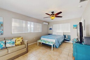 Iron/ironing board, WiFi, bed sheets - Waterfront retreat with pool, arcade game, family friendly (Cape Coral)