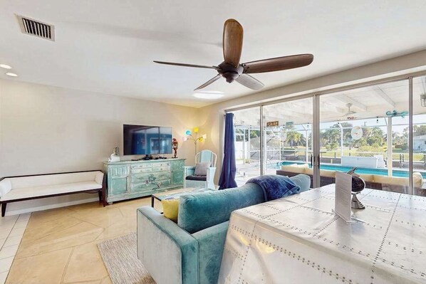 Interior - Waterfront retreat with pool, arcade game, family friendly (Cape Coral)
