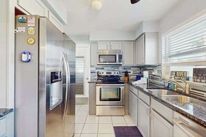 Fridge, microwave, oven, stovetop - Waterfront retreat with pool, arcade game, family friendly (Cape Coral)
