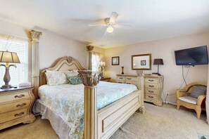 Iron/ironing board, travel cot, WiFi, bed sheets - Exclusive Wellington Lakes Waterfront Home with Private Pool, Lake Views, & WiFi (Fort Myers)