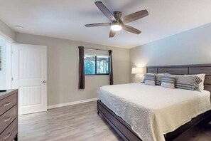 3 bedrooms, iron/ironing board, WiFi, bed sheets - Private home with pool and private lanai, pet and snow bird friendly (Cape Coral)