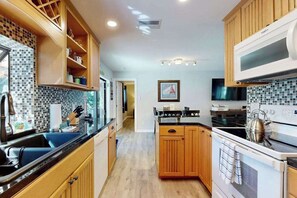 Fridge, microwave, oven, stovetop - Private home with pool and private lanai, pet and snow bird friendly (Cape Coral)