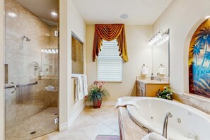 Shower, hair dryer, towels - Luxury canalfront villa with private pool spa, enclosed lanai, & washer/dryer (Cape Coral)