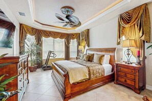 3 bedrooms, iron/ironing board, WiFi, bed sheets - Luxury canalfront villa with private pool spa, enclosed lanai, & washer/dryer (Cape Coral)