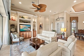 Living area - Luxury canalfront villa with private pool spa, enclosed lanai, & washer/dryer (Cape Coral)