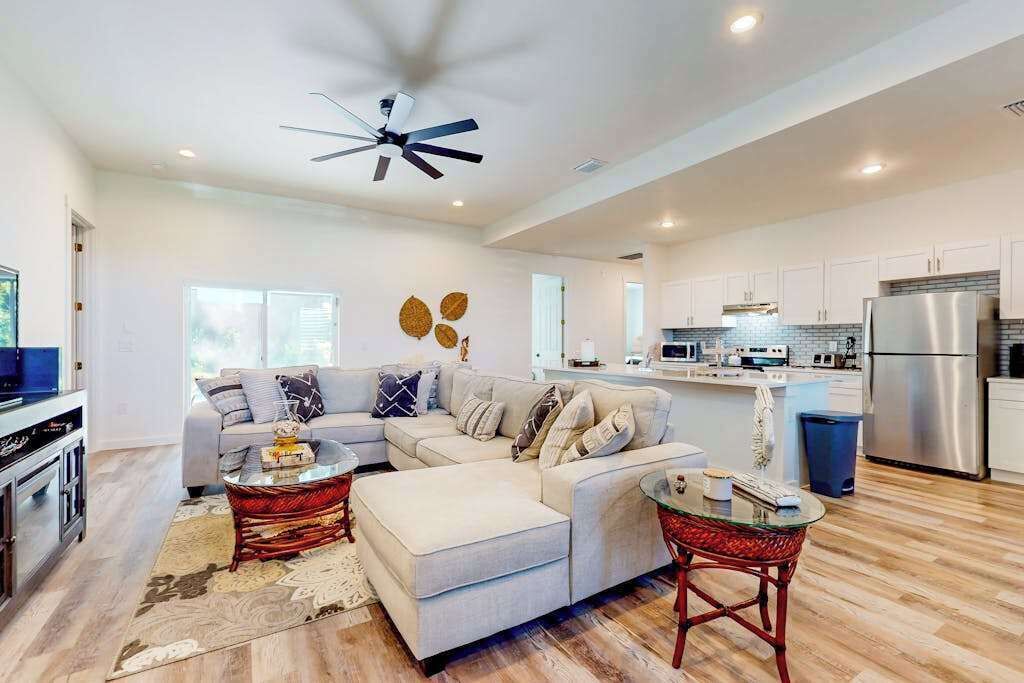 Televisión, reproductor de DVD y oficina 
