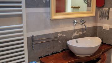 Dusche, Haartrockner, Bidet, Handtücher