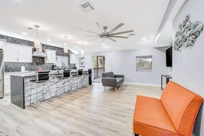 Interior - Tranquil home with washer/dryer, central AC, & kitchen - snowbird friendly (Englewood)