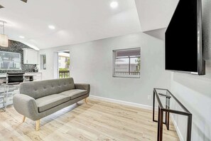 TV, offices - Tranquil home with washer/dryer, central AC, & kitchen - snowbird friendly (Englewood)