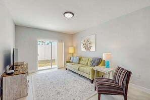 TV, offices - Dog friendly duplex with hot tub, internet, and washer and dryer (Englewood)