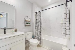 Shower, hair dryer, towels - Dog friendly duplex with hot tub, internet, and washer and dryer (Englewood)