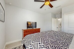3 bedrooms, iron/ironing board, WiFi, bed sheets - Dog friendly duplex with hot tub, internet, and washer and dryer (Englewood)
