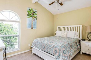 4 bedrooms, desk, WiFi, bed sheets - Group getaway with private pool & lanai - walk to Fort Myers Beach & Estero Bay (Fort Myers Beach)