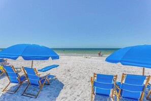 On the beach - Spacious gulf view condo with shared pool, hot tub & tennis courts (Fort Myers Beach)