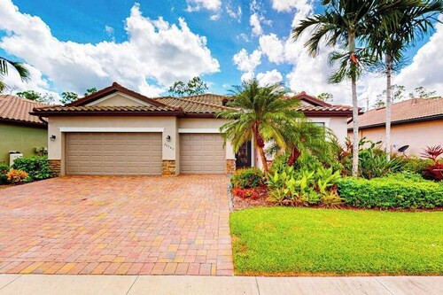 Spacious home with enclosed lanai, WiFi, AC, WD, pool, tennis court, & gym