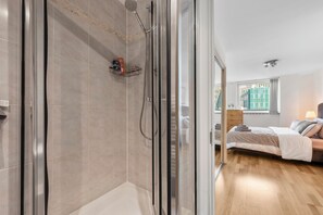 Shower, hair dryer, towels, soap - Central London 2BR • Balcony River Views • Sleeps 5 (London)