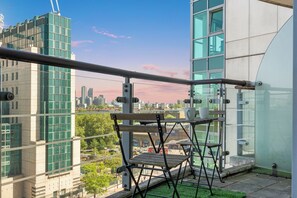 Outdoor dining - Central London 2BR • Balcony River Views • Sleeps 5 (London)
