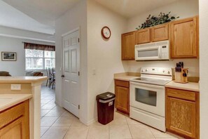 Fridge, microwave, oven, stovetop - Family-Friendly Townhouse with Shared Pool - Close to Golf & Beach (Fort Myers)