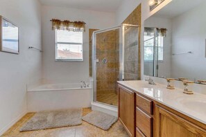 Shower, towels - Family-Friendly Townhouse with Shared Pool - Close to Golf & Beach (Fort Myers)