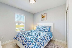 6 bedrooms, iron/ironing board, WiFi, bed sheets - Dog friendly duplex with hot tub, internet, and washer and dryer (Englewood)