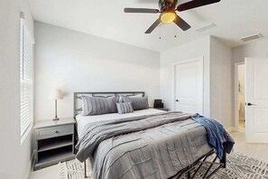 6 bedrooms, iron/ironing board, WiFi, bed sheets - Dog friendly duplex with hot tub, internet, and washer and dryer (Englewood)