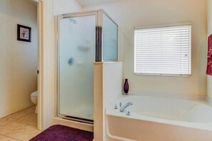 Douche, sèche-cheveux, serviettes fournies