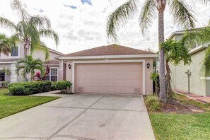 Property grounds - Lovely Getaway in Danforth Lakes with Private Pool and Tree-Lined Lanai (Fort Myers)