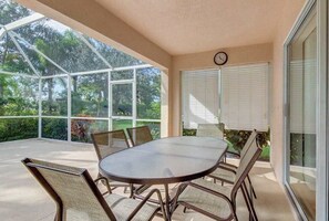 Outdoor dining - Lovely Getaway in Danforth Lakes with Private Pool and Tree-Lined Lanai (Fort Myers)