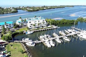 Marina - Luxe waterfront townhome with water views, 4 decks, & all-new interior (Englewood)