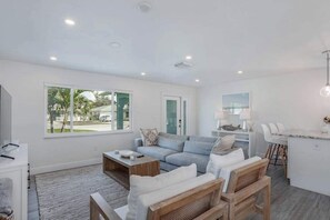TV, offices - Updated home with pool & spa, fenced yard, WiFi, & great location - snowbirds OK (Naples)