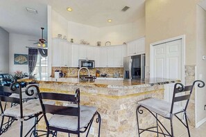 Fridge, microwave, oven, stovetop - Dog friendly home with private pool, washer & dryer, and Wifi (Marco Island)
